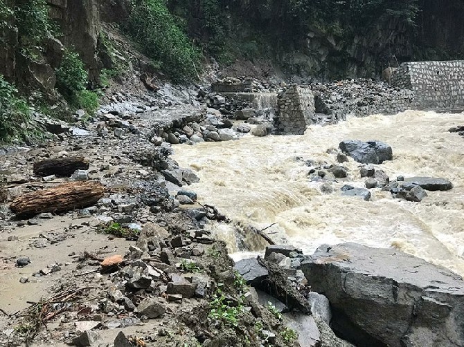 rize’de-siddetli-yagis-nedeniyle-meydana-gelen-sel-ve-heyelanlarin-ardindan-il-genelinde-kapanan-54-koy-yolundan-45’i-acildi-(6).jpg