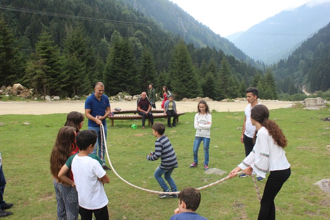 rize’de-toplum-destekli-polisten-cocuklara-yayla-gezisi-(4).jpg