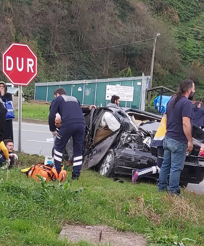 rize’de-trafik-kazasi-1-olu,-4-yarali.jpg