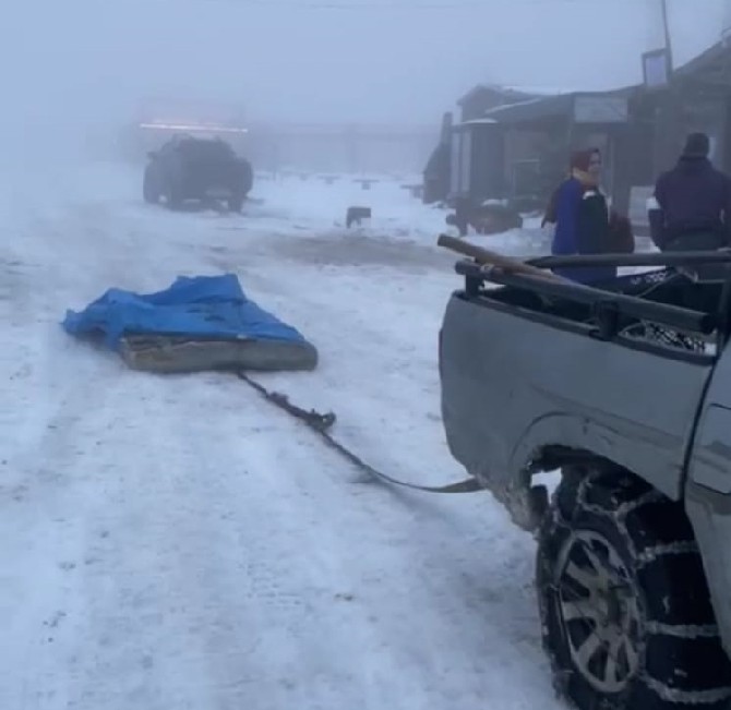 rize’de-vatandaslar-karin-keyfini-araclarinin-arkasina-bagladiklari-sambrel-ve-tahta-ile-kayarak-doyasiya-yasadilar-(2).jpg