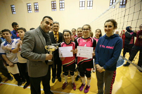 rize’de-voleybol-kucukler-il-birinciligi-sona-erdi-3.gif