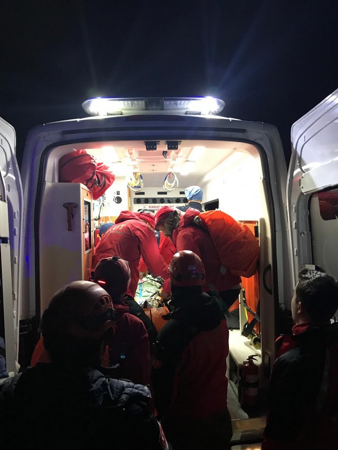 rize’de-yaralanan-dagciya-5-saatlik-calisma-sonrasi-ulasildi--(2).jpg