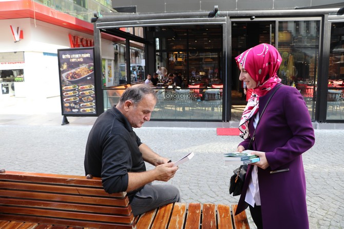 rize’de-yazarlar-sokakta-kitap-dagitti-(2).jpg