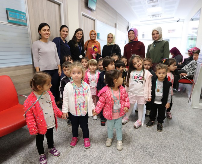 rize’de-yesilcay-kres-ve-gunduz-bakimevinin-“caliskan-arilar”-sinifi-minikleri,-okul-mudurleri-ve-ogretmenleriyle-birlikte-rize-saglik-kompleksini-ziyaret-etti-(1).jpg