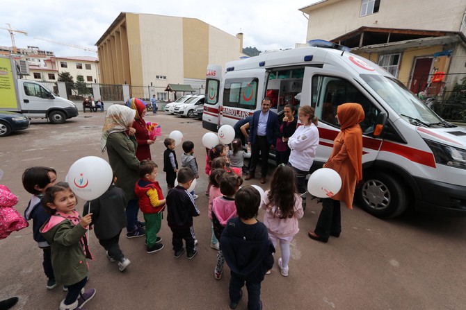 rize’de-yesilcay-kres-ve-gunduz-bakimevinin-“caliskan-arilar”-sinifi-minikleri,-okul-mudurleri-ve-ogretmenleriyle-birlikte-rize-saglik-kompleksini-ziyaret-etti-(10).jpg