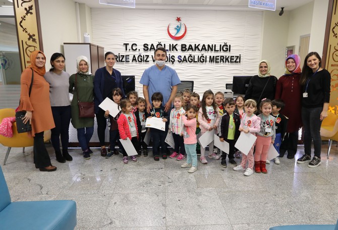rize’de-yesilcay-kres-ve-gunduz-bakimevinin-“caliskan-arilar”-sinifi-minikleri,-okul-mudurleri-ve-ogretmenleriyle-birlikte-rize-saglik-kompleksini-ziyaret-etti-(4).jpg