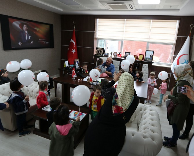 rize’de-yesilcay-kres-ve-gunduz-bakimevinin-“caliskan-arilar”-sinifi-minikleri,-okul-mudurleri-ve-ogretmenleriyle-birlikte-rize-saglik-kompleksini-ziyaret-etti-(7).jpg