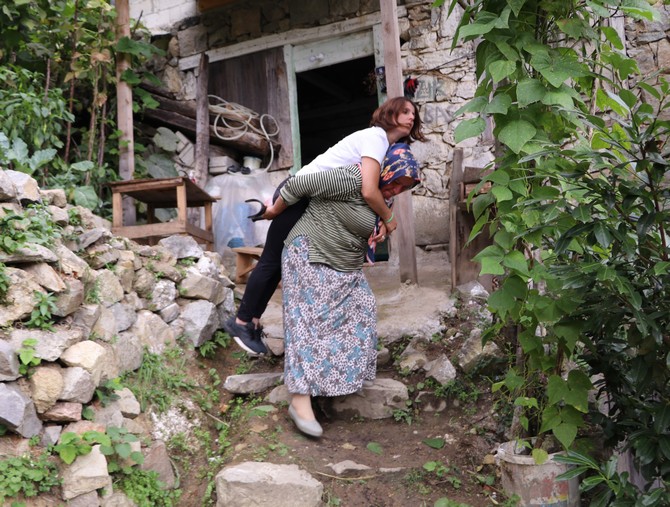 rize’de-yol-olmadigi-icin-sirtta-tasinarak-evine-ulasan-ms-hastasina-vatandaslardan-destek--(1).jpg