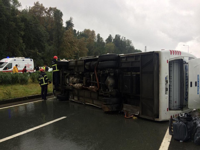 rize’de-yolcu-midibusu-devrildi-27-yarali-2.jpg
