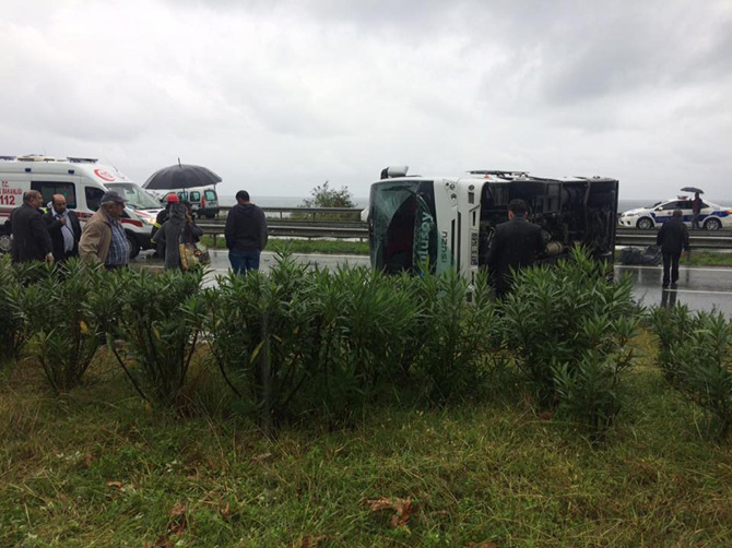 rize’de-yolcu-midibusu-devrildi-27-yarali.jpg