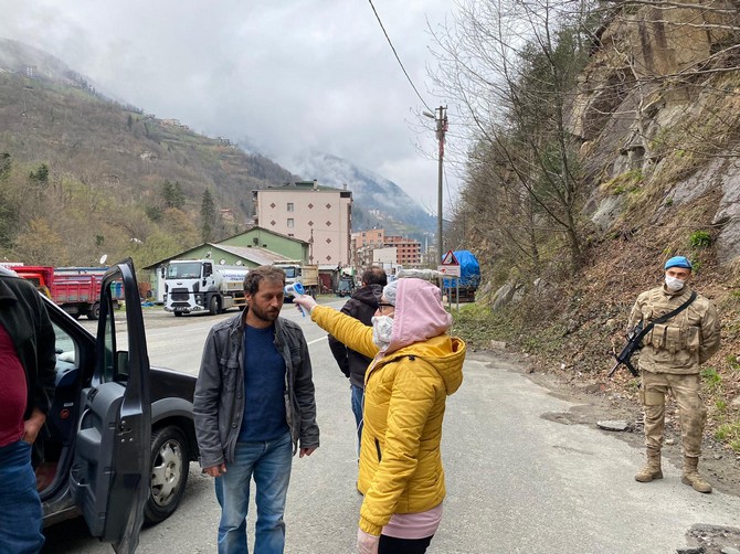 rize’de-yolculara-koronavirus-taramasi-yapildi-(15).jpg