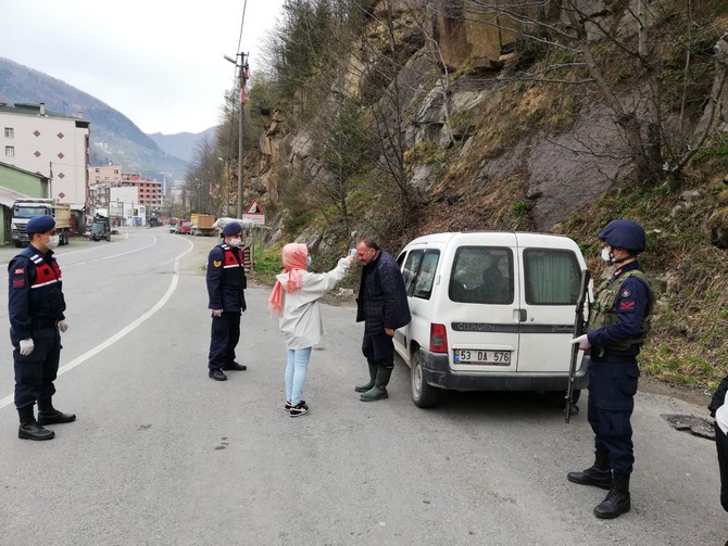 rize’de-yolculara-koronavirus-taramasi-yapildi-(18).jpg