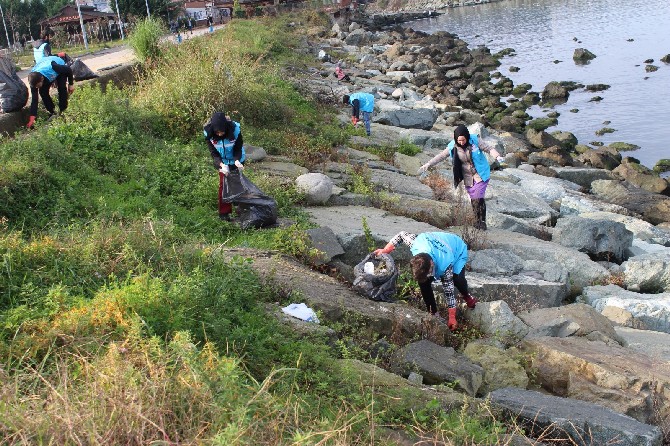 rize’de-yurt-ogrencilerinden-cevre-temizligi-(3).jpg