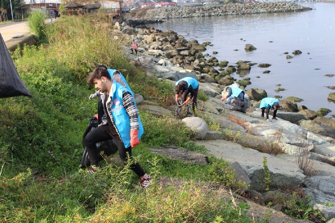 rize’de-yurt-ogrencilerinden-cevre-temizligi-(5).jpg