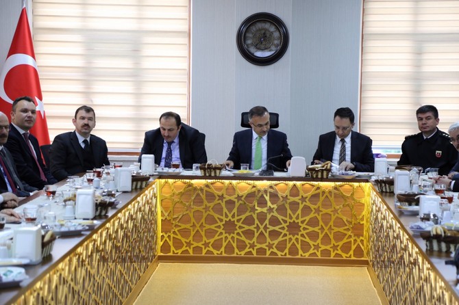 rize’deki-kamu-kurum-ve-kuruluslari-arasinda-koordinasyonun-ve-etkili-iletisimin-saglanmasi-amaciyla-rize-valisi-kemal-ceber-baskanliginda-yapilan-haftaya-baslangic-toplantilarina-devam-ediliyor-(2).jpg