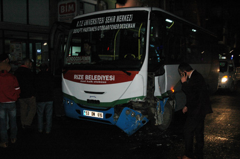 rize’deki-kazada-otomobil-surucusu-olumden-dondu-13.jpg rize’deki-kazada-otomobil-surucusu-olumden-dondu-13.jpg