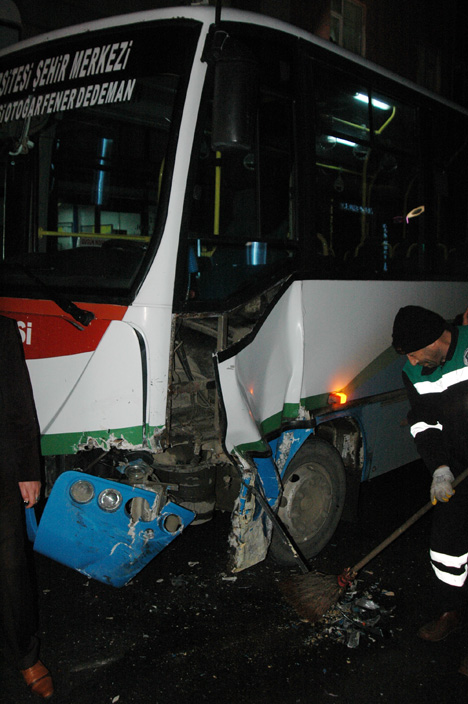 rize’deki-kazada-otomobil-surucusu-olumden-dondu-8.20150204235449.jpg rize’deki-kazada-otomobil-surucusu-olumden-dondu-8.20150204235449.jpg