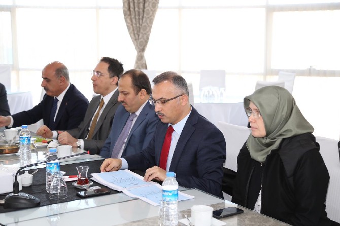 rize’deki-kurum-ve-kuruluslarin-idarecilerinin-tamaminin-katilimi-ile-gerceklestirilen-‘haftaya-baslangic-toplantilari’na-vali-kemal-ceber-baskanliginda-devam-edildi-(3).jpg