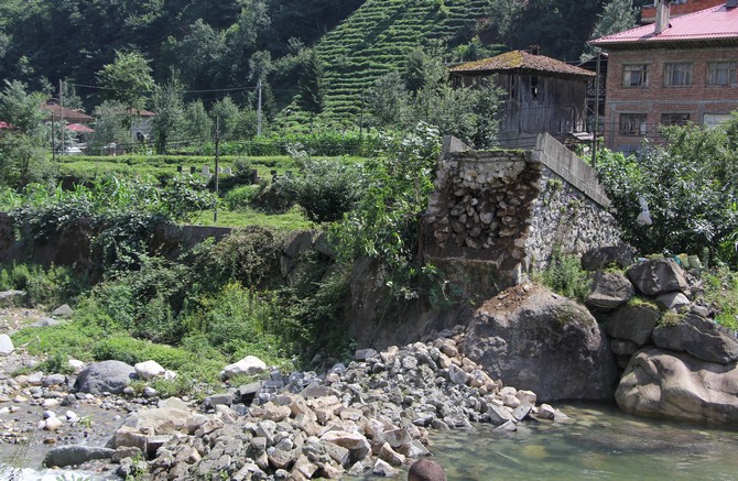 rize’nin-ambarlik-koyunde-18.-yuzyildan-kalma-ambarlik-koyu-kemer-koprusu-sabah-saatlerinde-yikildi--(5).jpg