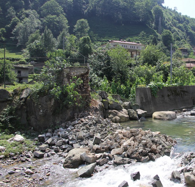 rize’nin-ambarlik-koyunde-18.-yuzyildan-kalma-ambarlik-koyu-kemer-koprusu-sabah-saatlerinde-yikildi--(6).jpg