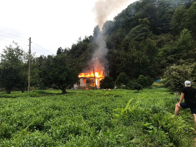 rize’nin-ardesen-ilcesinde-bir-evde-cikan-yangina-mudahalede-bulunmak-icin-giden-itfaiye-ekibi-ucuruma-yuvarlanmaktan-son-anda-kurtuldu.-yoldan-cikan-itfaiye-aracini-agac-kurtardi-(1)-001.jpg