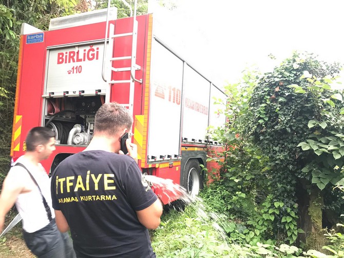 rize’nin-ardesen-ilcesinde-bir-evde-cikan-yangina-mudahalede-bulunmak-icin-giden-itfaiye-ekibi-ucuruma-yuvarlanmaktan-son-anda-kurtuldu.-yoldan-cikan-itfaiye-aracini-agac-kurtardi-(1).jpg