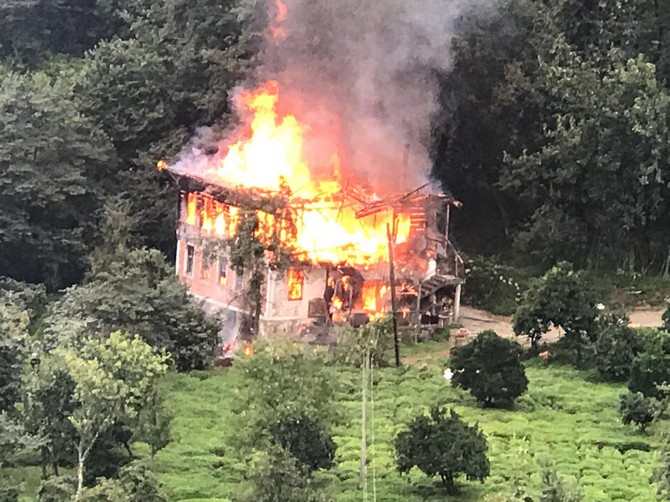 rize’nin-ardesen-ilcesinde-bir-evde-cikan-yangina-mudahalede-bulunmak-icin-giden-itfaiye-ekibi-ucuruma-yuvarlanmaktan-son-anda-kurtuldu.-yoldan-cikan-itfaiye-aracini-agac-kurtardi-(13).jpg