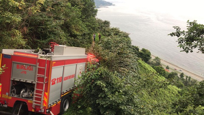rize’nin-ardesen-ilcesinde-bir-evde-cikan-yangina-mudahalede-bulunmak-icin-giden-itfaiye-ekibi-ucuruma-yuvarlanmaktan-son-anda-kurtuldu.-yoldan-cikan-itfaiye-aracini-agac-kurtardi-(17).jpg