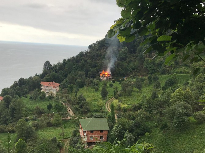 rize’nin-ardesen-ilcesinde-bir-evde-cikan-yangina-mudahalede-bulunmak-icin-giden-itfaiye-ekibi-ucuruma-yuvarlanmaktan-son-anda-kurtuldu.-yoldan-cikan-itfaiye-aracini-agac-kurtardi-(3)-001.jpg