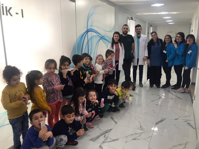 rize’nin-ardesen-ilcesinde-ozel-volkan-yeniay-agiz-ve-dis-sagligi-poliklinigi-ziyaret-eden-anaokulu-ogrencilerine-agiz-ve-dis-sagligi-egitimi-verildi-(13).jpg