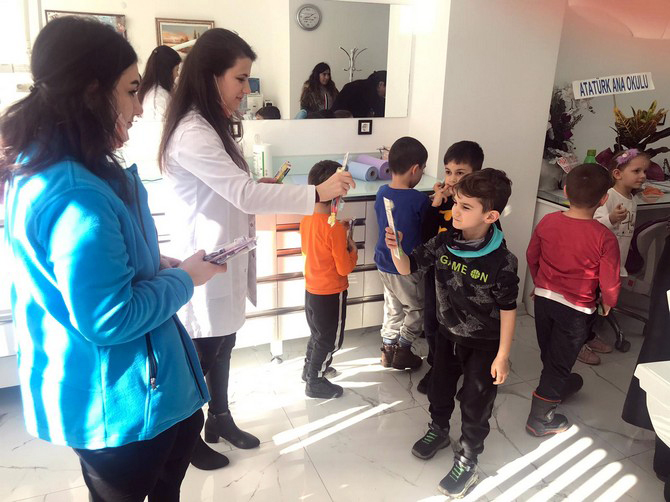rize’nin-ardesen-ilcesinde-ozel-volkan-yeniay-agiz-ve-dis-sagligi-poliklinigi-ziyaret-eden-anaokulu-ogrencilerine-agiz-ve-dis-sagligi-egitimi-verildi-(3).jpg
