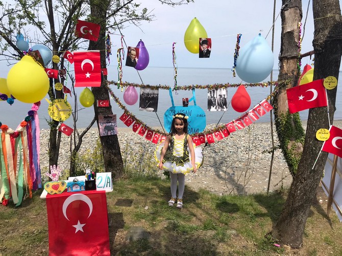 rize’nin-ardesen-ilcesinde-yasayan-2.-sinif-ogrencisi-tugce-yakici,-23-nisan-ulusal-egemenlik-ve-cocuk-bayrami’ni-evinin-bahcesini-sinifina-cevirerek-kutladi-(2).jpg