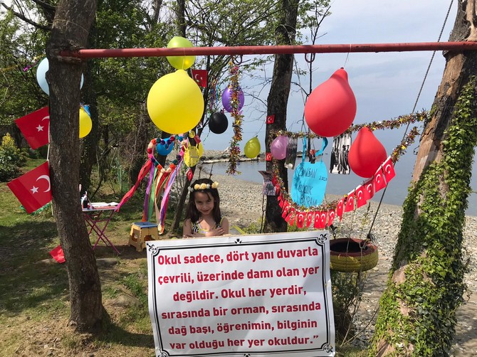 rize’nin-ardesen-ilcesinde-yasayan-2.-sinif-ogrencisi-tugce-yakici,-23-nisan-ulusal-egemenlik-ve-cocuk-bayrami’ni-evinin-bahcesini-sinifina-cevirerek-kutladi-(3).jpg