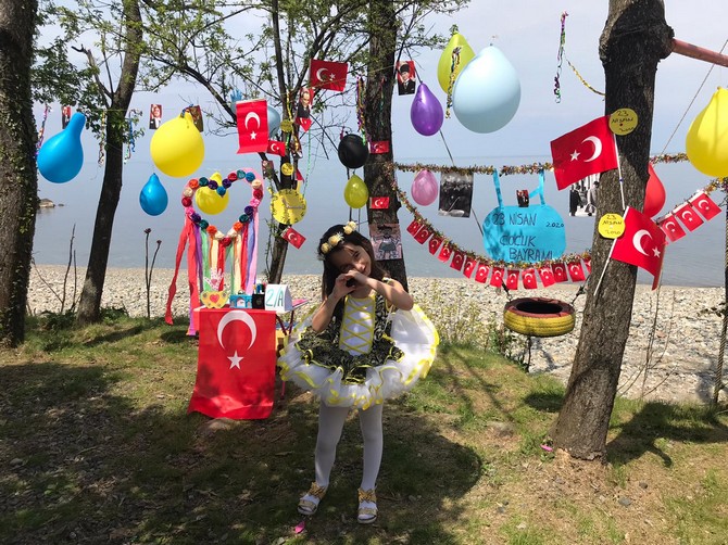 rize’nin-ardesen-ilcesinde-yasayan-2.-sinif-ogrencisi-tugce-yakici,-23-nisan-ulusal-egemenlik-ve-cocuk-bayrami’ni-evinin-bahcesini-sinifina-cevirerek-kutladi-(4).jpg