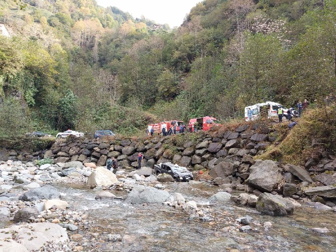 rize’nin-cayeli-ilcesi-karaagac-koyu’nde-meydana-gelen-kazada-bir-kisi-hayatini-kaybetti-(3).jpg