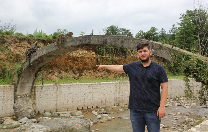 rize’nin-cayeli-ilcesinde-bulunan-kemer-koprunun-bir-ayagi-dere-islah-calismasi-sirasinda-zarar-gordu-(1).jpg