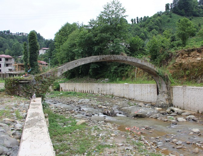 rize’nin-cayeli-ilcesinde-bulunan-kemer-koprunun-bir-ayagi-dere-islah-calismasi-sirasinda-zarar-gordu-(6).jpg