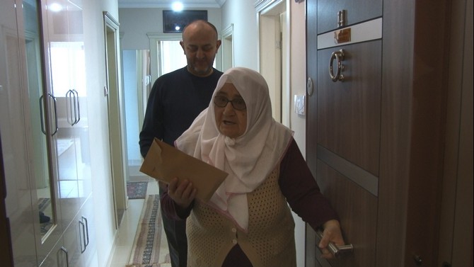 rize’nin-cayeli-ilcesinde-yasayan-77-yasindaki-hatice-namoglu,-kendisine-esinden-kalan-maaslardan-biriktirdigi-10-bin-tl’yi-‘biz-bize-yeteriz-turkiyem’-bagis-kampanyasina-bagisladi-(1).jpg
