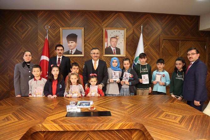 rize’nin-derepazari-ilcesinde-yurutulmekte-olan-“hatirli-yazilar-projesi”-ve-“iyilikte-yarisan-gonulluler-projesi”-kapsaminda-ilkokul-ve-ortaokul-ogrencileri-hazirlamis-olduklari-kitaplari-imzalayarak-vali-c-(5).jpg