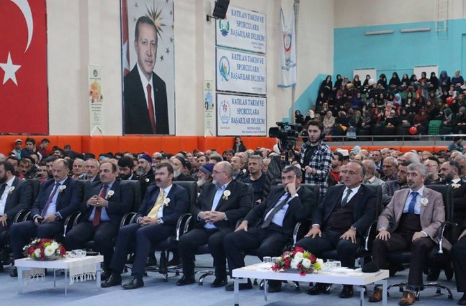 rize’nin-guneysu-ilcesindeki-kapali-spor-salonunda-duzenlenen-mevlid-i-nebi-haftasi-programina-vatandaslar-yogun-ilgi-gosterdi.-salonu-tamamen-dolduran-vatandaslar-salona-sigmadi-(1).jpg
