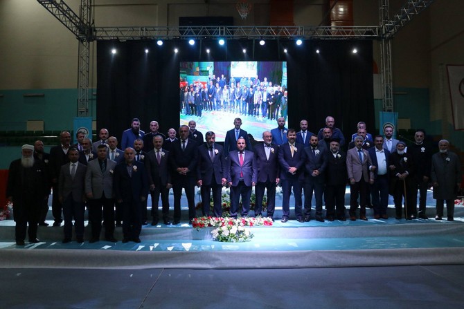 rize’nin-guneysu-ilcesindeki-kapali-spor-salonunda-duzenlenen-mevlid-i-nebi-haftasi-programina-vatandaslar-yogun-ilgi-gosterdi.-salonu-tamamen-dolduran-vatandaslar-salona-sigmadi-(14).jpg