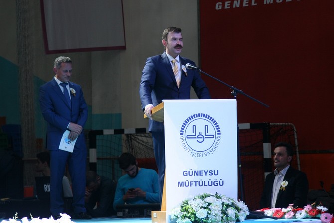 rize’nin-guneysu-ilcesindeki-kapali-spor-salonunda-duzenlenen-mevlid-i-nebi-haftasi-programina-vatandaslar-yogun-ilgi-gosterdi.-salonu-tamamen-dolduran-vatandaslar-salona-sigmadi-(15).jpg