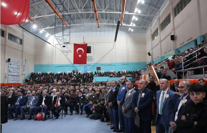 rize’nin-guneysu-ilcesindeki-kapali-spor-salonunda-duzenlenen-mevlid-i-nebi-haftasi-programina-vatandaslar-yogun-ilgi-gosterdi.-salonu-tamamen-dolduran-vatandaslar-salona-sigmadi-(17).jpg