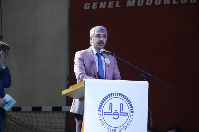 rize’nin-guneysu-ilcesindeki-kapali-spor-salonunda-duzenlenen-mevlid-i-nebi-haftasi-programina-vatandaslar-yogun-ilgi-gosterdi.-salonu-tamamen-dolduran-vatandaslar-salona-sigmadi-(2).jpg
