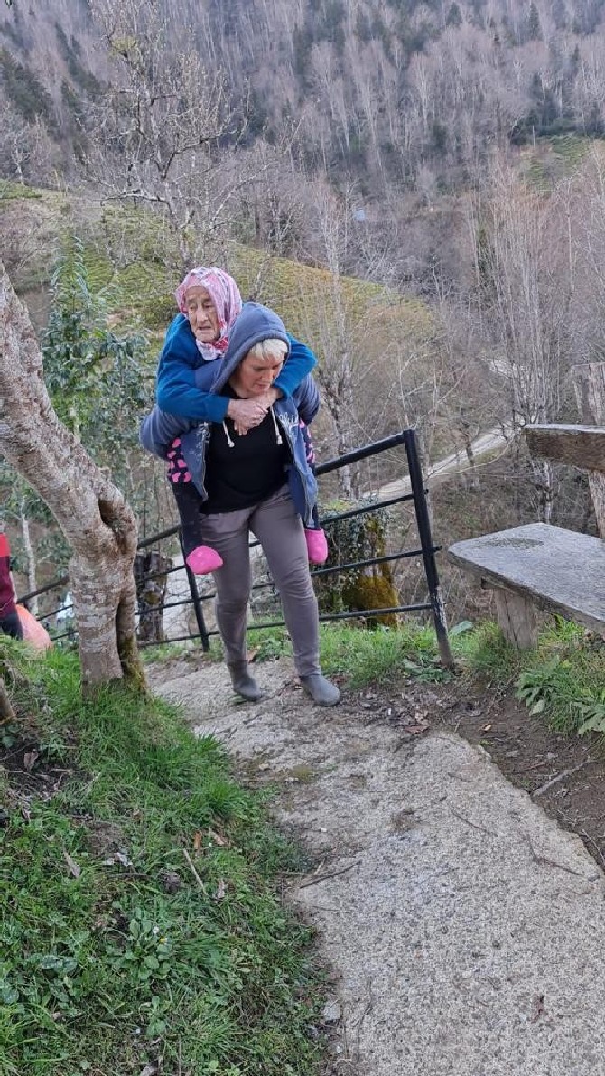 rize’nin-hemsin-ilcesinde-yolu-olmayan-mahallede-yaslilar-sirtlarda-tasiniyor.-(1).jpg