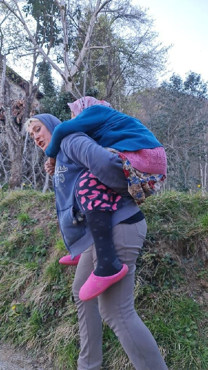rize’nin-hemsin-ilcesinde-yolu-olmayan-mahallede-yaslilar-sirtlarda-tasiniyor.-(2).jpg
