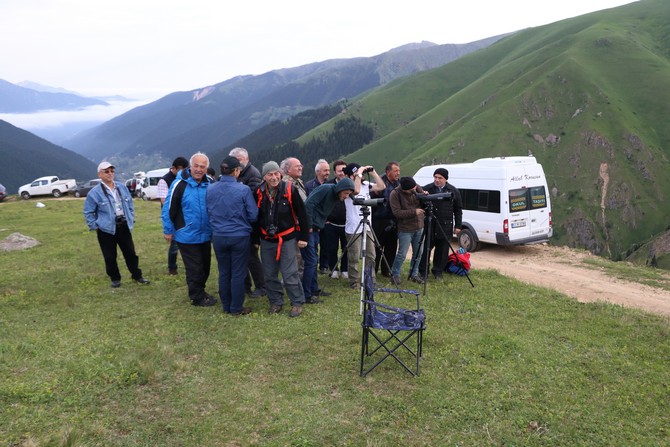 rize’nin-ikizdere-ilcesinde-bu-yil-15.’si-duzenlenen-dag-horozu-senligi’nde-dag-horozu-2-km-uzaktan-durbunle-gorulebildi--(2).jpg