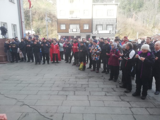 rize’nin-ikizdere-ilcesinde-her-yil-duzenlenen-cagrankaya-kar-yuruyusu-bu-yil-ekrem-orhon-anisina-gerceklestirildi-(1).jpg