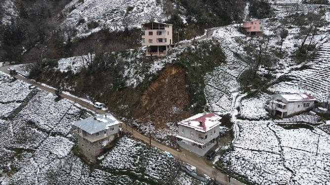 rize’nin-ikizdere-ilcesine-bagli-ayvalik-koyunde-meydana-gelen-heyelan-sonrasi-evleri-zarar-goren-tozkoparan-ailesi-iki-uzuntuyu-bir-arada-yasiyor-(2).jpg