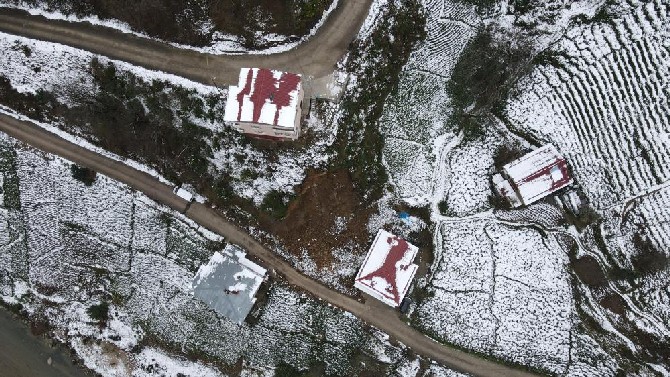 rize’nin-ikizdere-ilcesine-bagli-ayvalik-koyunde-meydana-gelen-heyelan-sonrasi-evleri-zarar-goren-tozkoparan-ailesi-iki-uzuntuyu-bir-arada-yasiyor-(4).jpg
